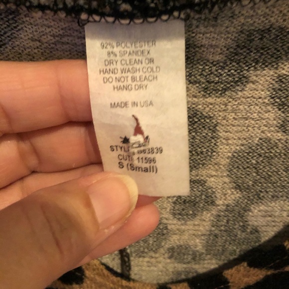 Nice lightweight sweater top - Picture 2 of 5